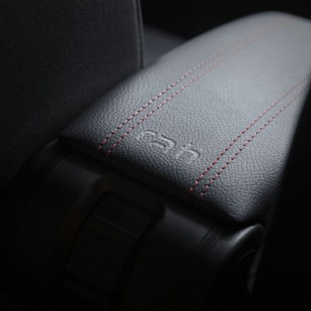 RATI Bracciolo Armster 3 VW CADDY 2004-2020  [nero,pelle vegan,cuciture rosse]