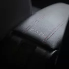 RATI Bracciolo Armster 3 OPEL FRONTERA 2024-  [nero,pelle vegana,cuciture rosse]