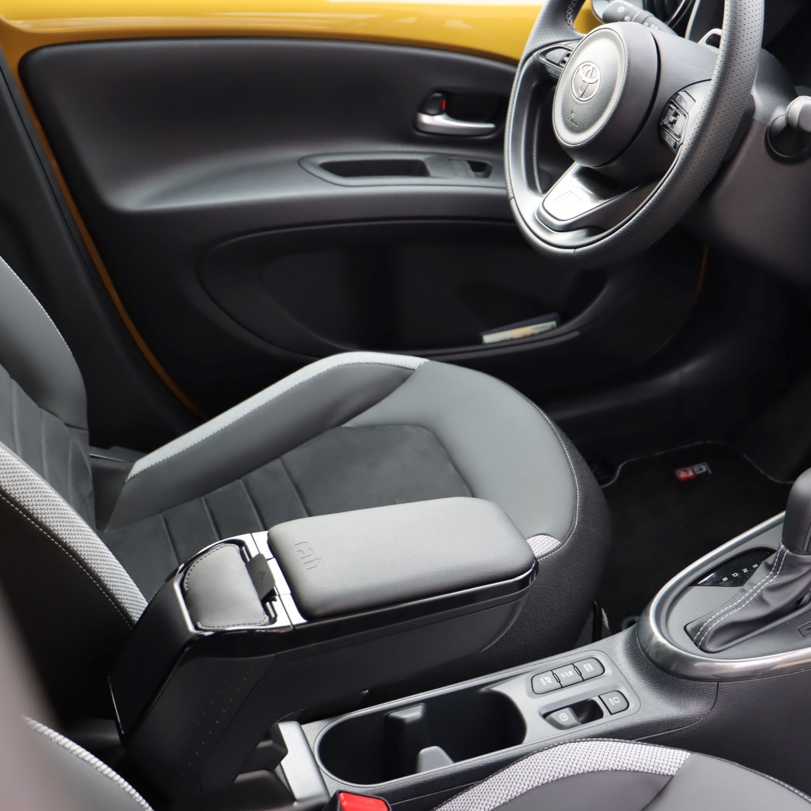 Nuovo bracciolo per Toyota Aygo X Hybrid